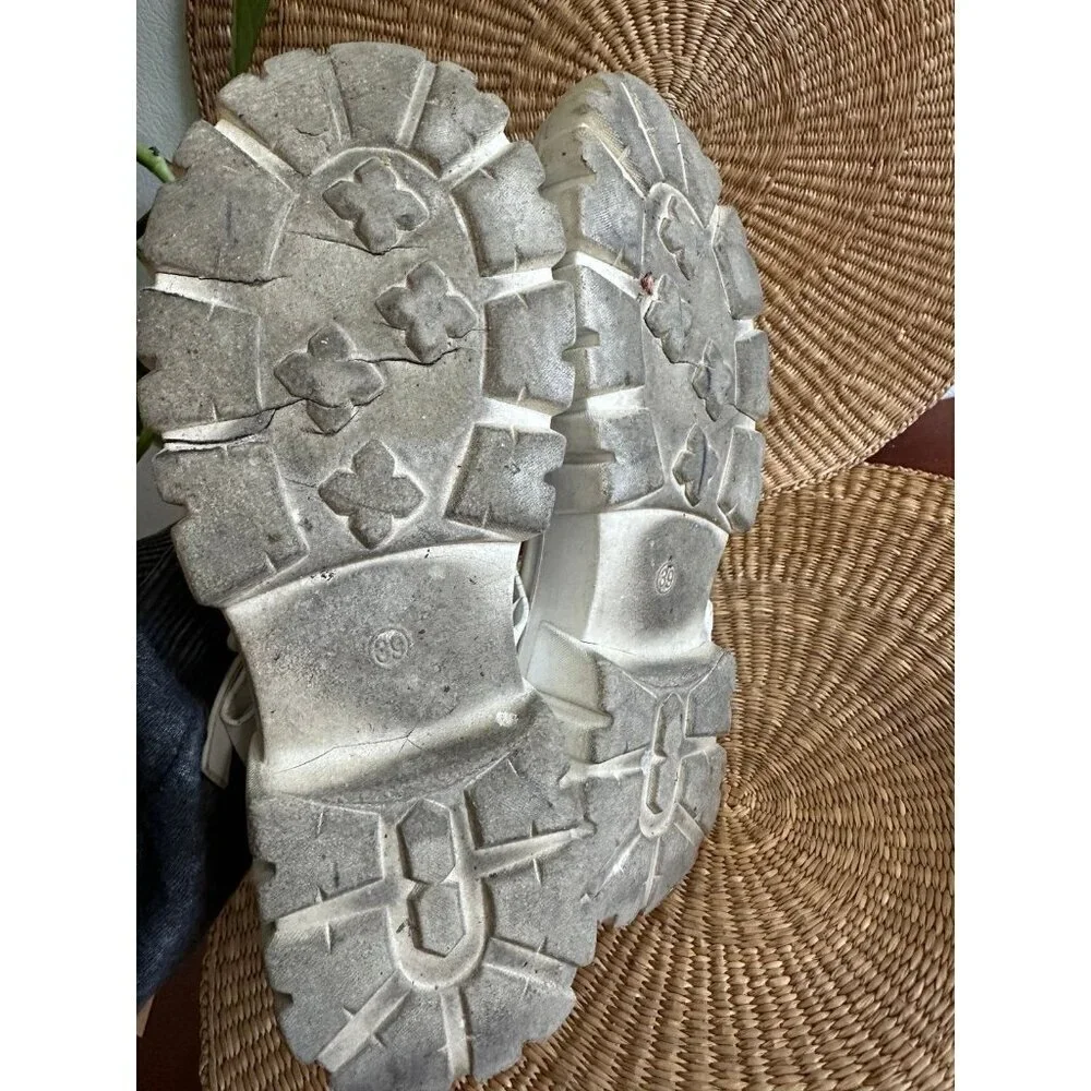 Beilide woman’s size 8 white sandals